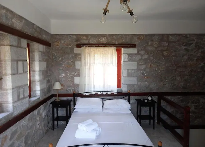 Pyrgos Nyaraló Tseria